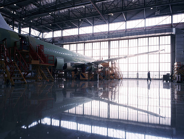 montagem de aeronaves de linha - hanger - fotografias e filmes do acervo