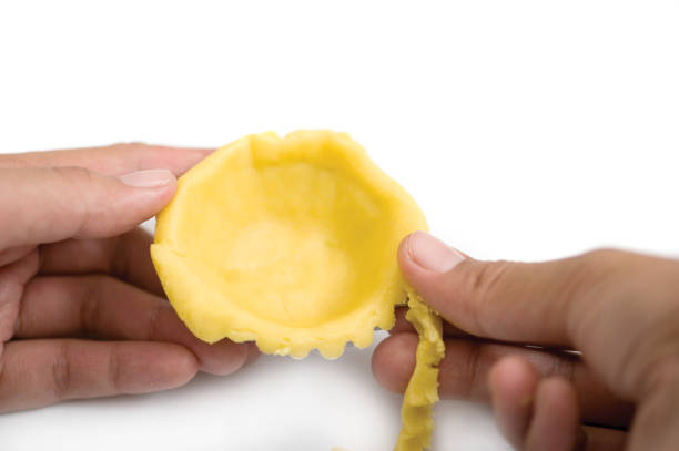 creare una forma torta - creare una forma torta - human hand baked food pineapple foto e immagini stock