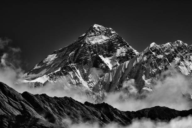Mount Everest, the highest mountain in the world, of Himalayas in Nepal (black and white) Mount Everest, the highest mountain in the world, of Himalayas in Nepal (black and white) solu khumbu stock pictures, royalty-free photos & images