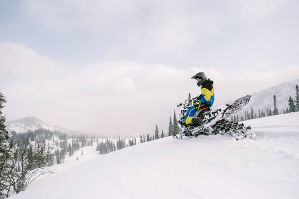 森と山と美しい冬の風景のスノーモービルのライダー - snowmobiling snow winter mountain ストックフォトと画像