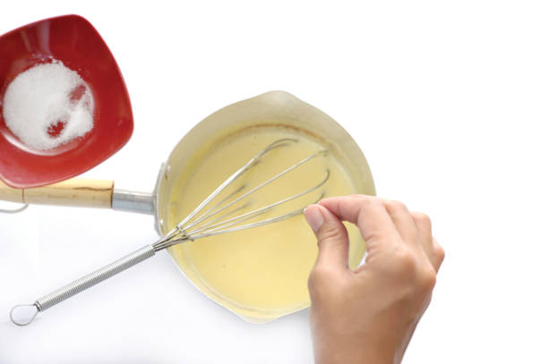 istock put salt in the cake batter - memasukkan garam 1319159175