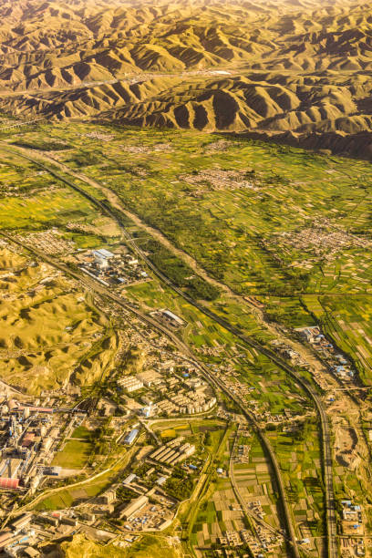 luchtfoto's van bergen, graslanden en wegen in urumqi, provincie xinjiang, china - urumqi stockfoto's en -beelden