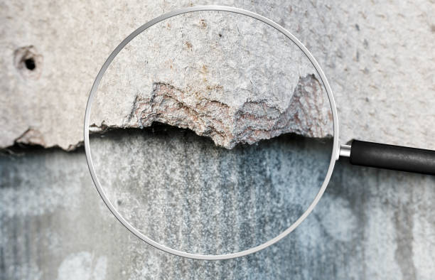 vieux et très dangereux toit d’amiante. poussière d’amiante dans l’environnement. problèmes de santé. vue à travers la loupe - protection de lenvironnement photos et images de collection