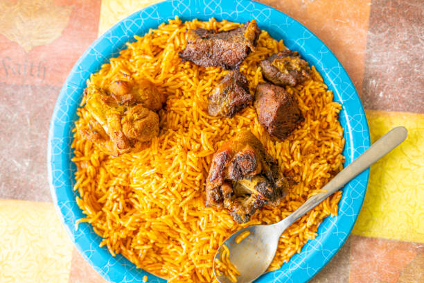 нигерийский jollof райс подается с жареным мясом - canada rice стоковые фото и изображения