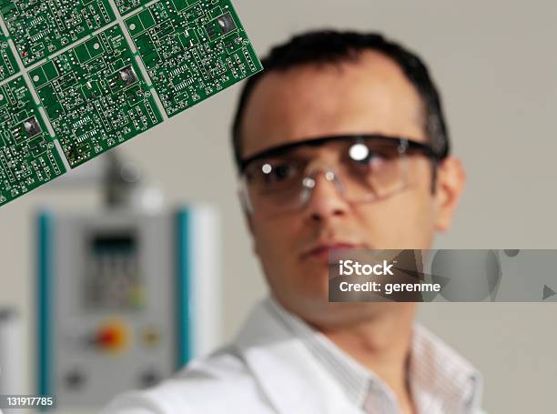 Foto de Eletrônicos Engenheiro De e mais fotos de stock de Adulto - Adulto, Adulto de idade mediana, Cientista