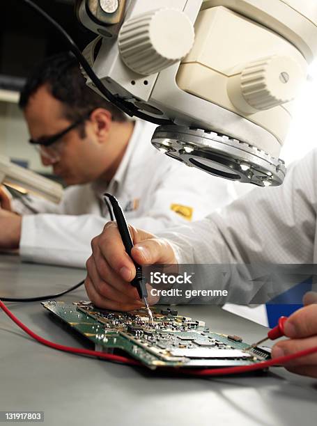 Mann Bei Der Arbeit Stockfoto und mehr Bilder von Elektronik-Industrie - Elektronik-Industrie, Herstellendes Gewerbe, Kommerzielle Herstellung