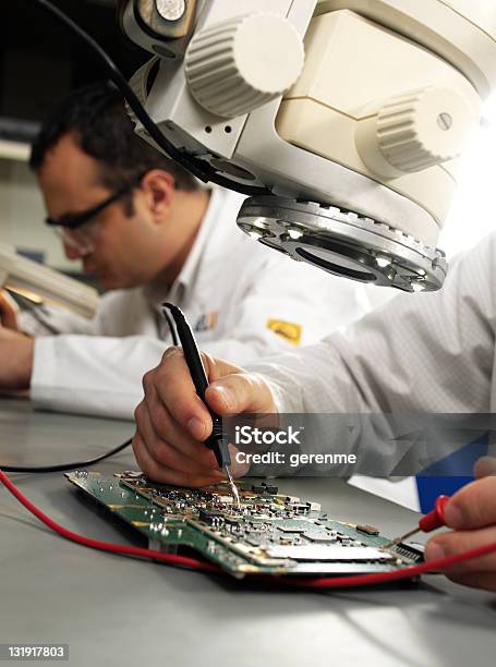 Homem A Trabalhar - Fotografias de stock e mais imagens de Eletrónica - Eletrónica, Fabricar, Indústria