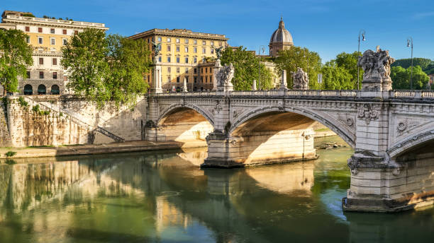una sugerente luz cálida envuelve el río tíber y una iglesia barroca en el centro de roma - fondo de pantalla hd de primavera fotografías e imágenes de stock