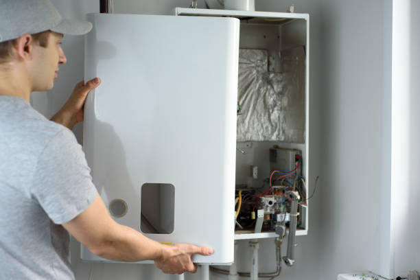 un hombre revisa una caldera de gas para la calefacción del hogar. mantenimiento y reparación de calefacción de gas - hervidor fotografías e imágenes de stock