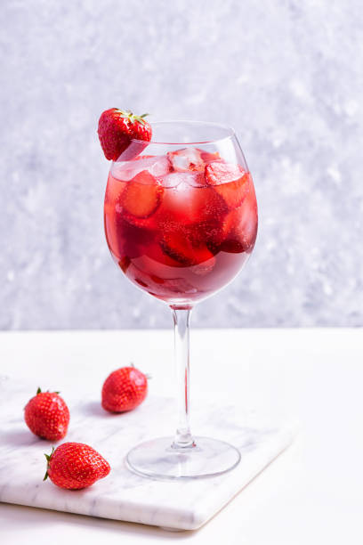 weinglas erdbeeralkohol aperol oder daiquiri cocktail. - champagne pink strawberry champaigne stock-fotos und bilder