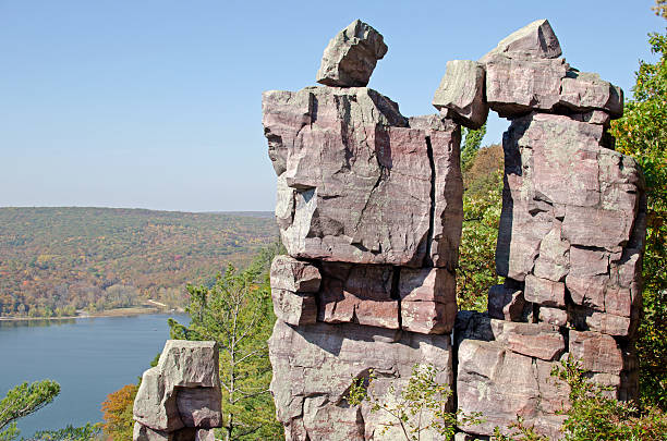 чёртов озеро государственный парк, штат висконсин - devils lake стоковые фото и изображения