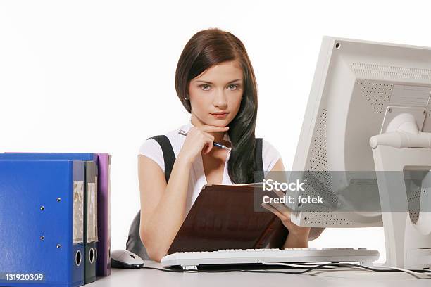 Mulher Usando Computador - Fotografias de stock e mais imagens de Adulto - Adulto, Arroba, Branco