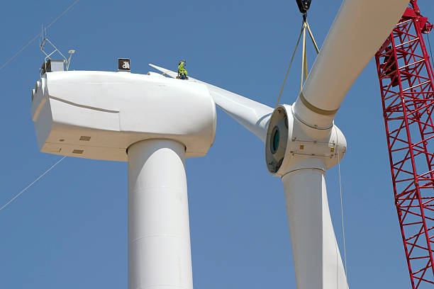 ветряная электростанция строительства - tower crane фотографии стоковые фото и изображения