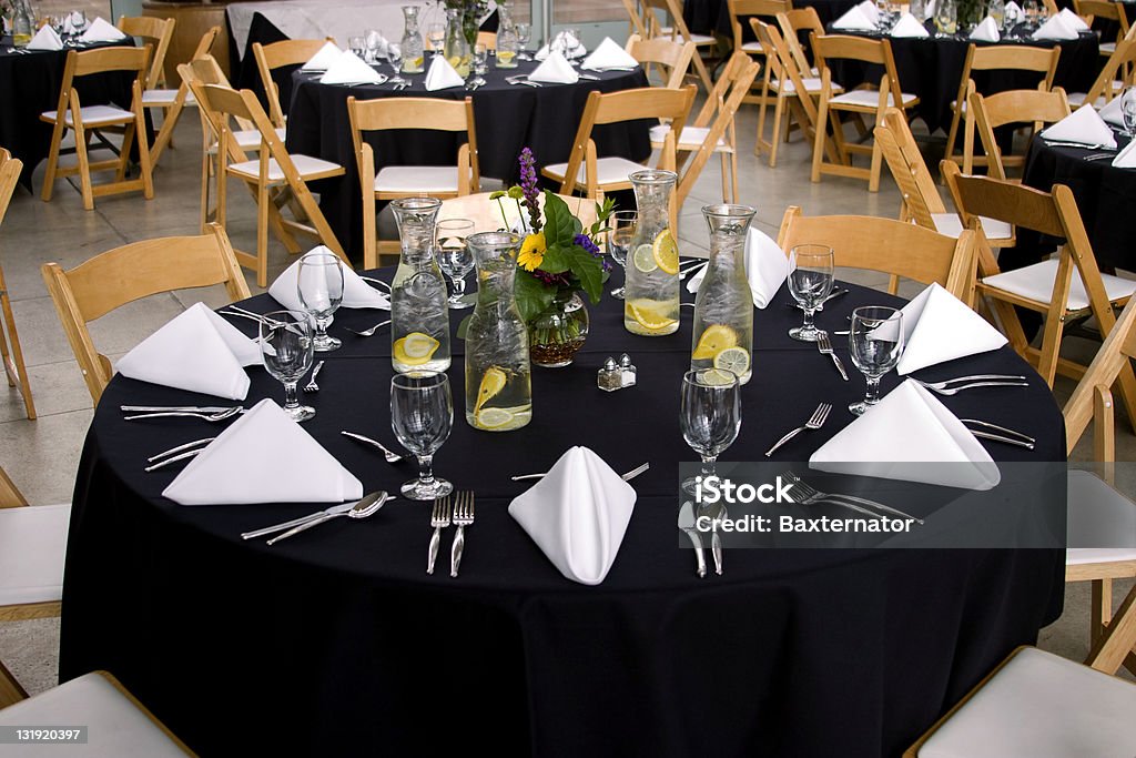 Table dressée - Photo de Arranger libre de droits