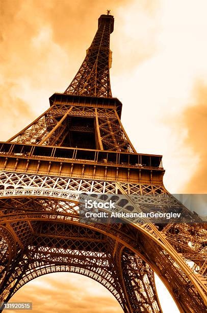 Hermosa De La Torre Eiffel En París Parte Inferior Foto de stock y más banco de imágenes de Aire libre