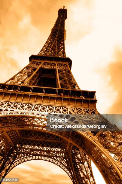 A Bela Torre Eiffel Em Paris Inferior - Fotografias de stock e mais imagens de Alto - Descrição Física - Alto - Descrição Física, Anoitecer, Antigo