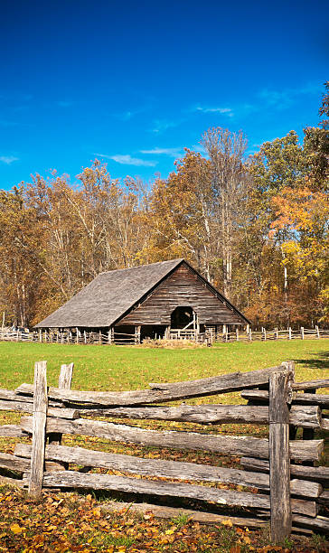 barn, oconaluftee, great smoky mountain national park, carolina do norte, eua - great smoky mountains national park mountain mountain range north carolina - fotografias e filmes do acervo