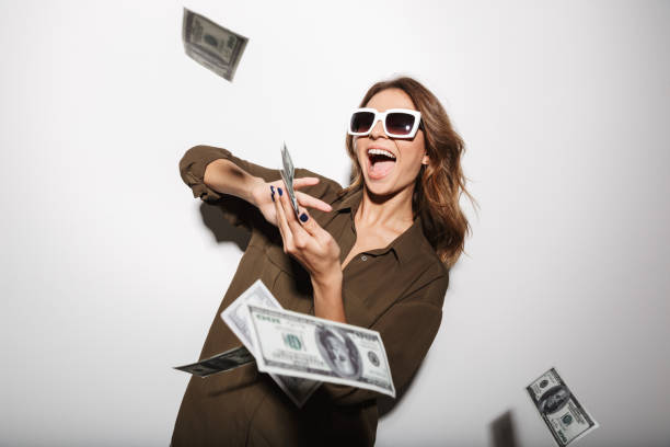 retrato de una joven feliz con gafas de sol - currency women luxury wealth fotografías e imágenes de stock
