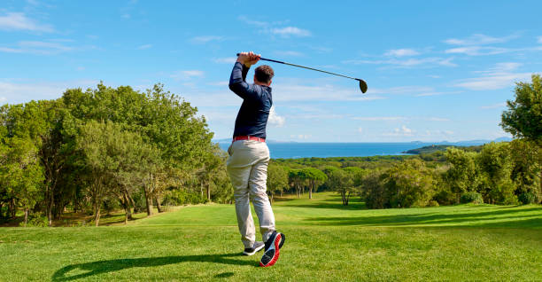 golfer auf dem profigolfplatz. golfer mit golfschläger trifft den ball für den perfekten schuss. - individual event men adult single object stock-fotos und bilder