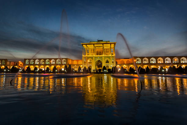 het paleis van ali qapu, het vierkant van naqsh-e jahan, isfahan, iran. - nouri stockfoto's en -beelden