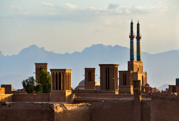 de oude stad van yazd in iran met moskeeën en windvangers (windtoren) in de verte. - nouri stockfoto's en -beelden