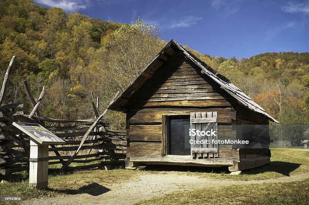 Barn ,Oconaluftee 、グレートスモーキー山脈国立公園、ノースカロライナ州、アメリカ） - 丸太小屋のロイヤリティフリーストックフォト