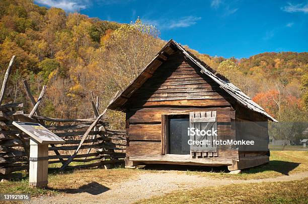 Barn Oconaluftee グレートスモーキー山脈国立公園ノースカロライナ州アメリカ - 丸太小屋のストックフォトや画像を多数ご用意 - 丸太小屋, チェロキー文化, ノースカロライナ州