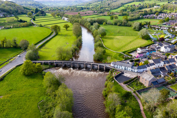 vue aérienne d’un vieux pont à travers une rivière à débit rapide - river usk photos et images de collection