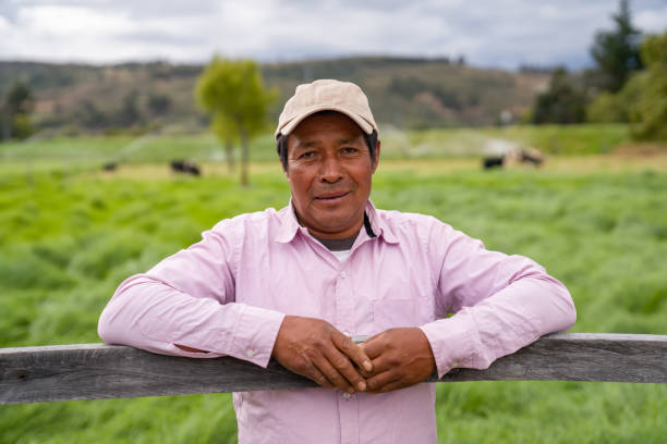 retrato de un granjero latinoamericano en su granja - developing countries small business india owner fotografías e imágenes de stock