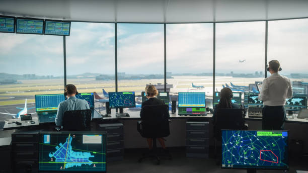 Diverse Air Traffic Control Team Working in a Modern Airport Tower. Office Room is Full of Desktop Computer Displays with Navigation Screens, Airplane Flight Radar Data for Controllers. equipo diverso de control de tráfico aéreo trabajando en una torre moderna del aeropuerto. la sala de oficinas está llena de pantallas de computadoras de escritorio con pantallas de navegación, datos de radar de vuelo de avión para controladores.
