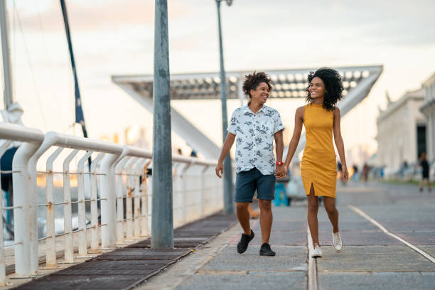 pareja lesbiana caminando de la mano en recife pernambuco - pasear en coche sin destino fotografías e imágenes de stock