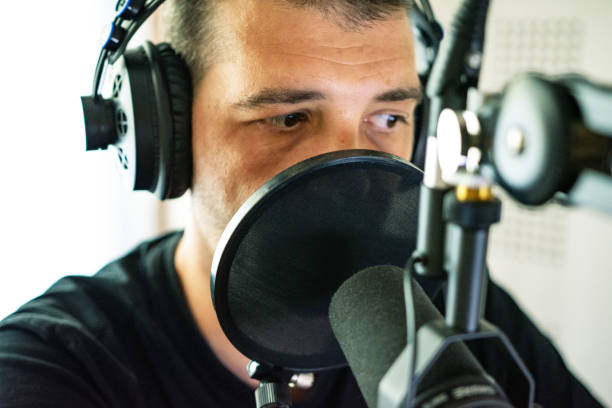 schöne männliche radio-host im studio - radiomoderator stock-fotos und bilder