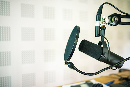 Micrófono de estación de radio en estudio de grabación o sala de difusión, lugar de trabajo del presentador de radio, de cerca photo