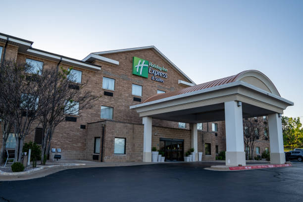 extérieur d’un hôtel holiday inn express, une chaîne d’hébergement basée aux états-unis - lodging photos et images de collection