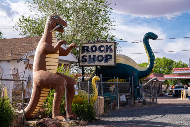 dinosauri lungo la strada in vetroresina al rainbow rock shop lungo la storica route 66. - holbrook foto e immagini stock