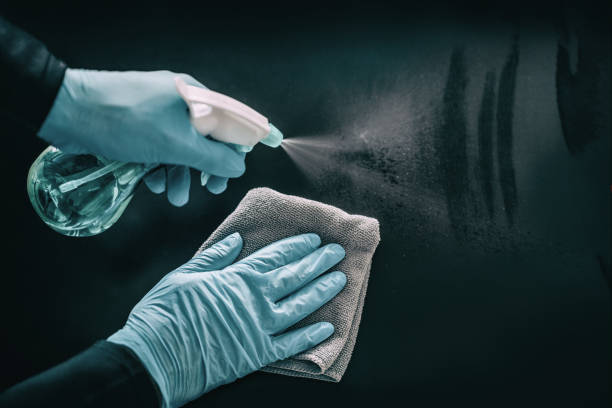 rengöring av ytor som coronavirusinfektion sprider förebyggande. ren ythygien i offentliga utrymmen, kontor, sjukhus för vårdpersonal som desinficerar hem med medicinska ppe-blå handskar - cleaning surface bildbanksfoton och bilder