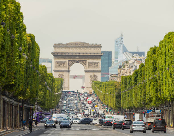 ora di punta di fronte all'arco di trionfo parigi francia - arc arc de triomphe paris france street foto e immagini stock