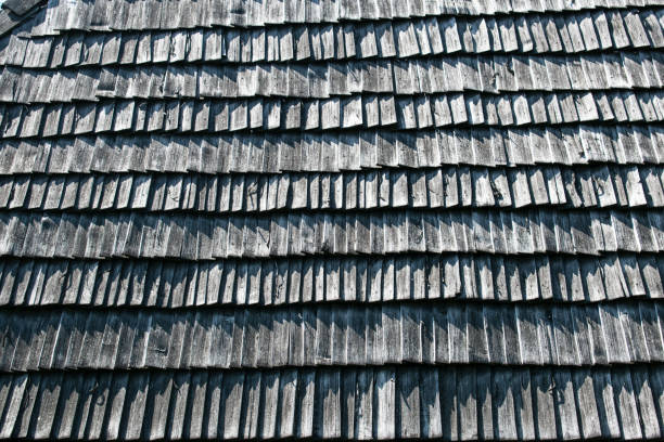 humor rústico. o telhado de madeira é feito de acordo com tecnologias antigas - roof tile nature stack pattern - fotografias e filmes do acervo