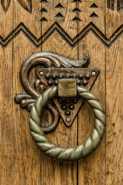 antica porta ad arco in rovere di un vecchio castello. sapiente intaglio del legno, motivo floreale - gate handle door traditional culture foto e immagini stock