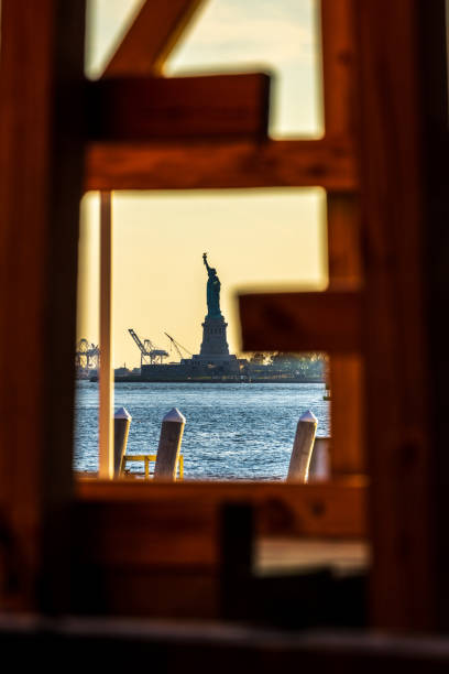 la statua della libertà - ferry new york city ellis island new york state foto e immagini stock