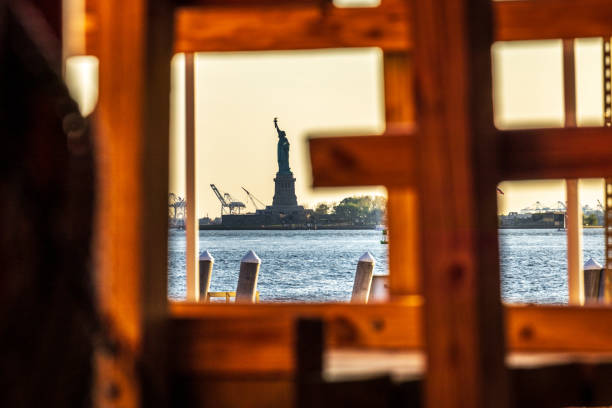 la statua della libertà - ferry new york city ellis island new york state foto e immagini stock