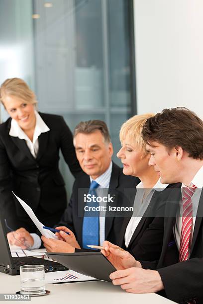 비즈니스 팀 회의 사무실에서 4 명에 대한 스톡 사진 및 기타 이미지 - 4 명, 경영자, 기업 문화