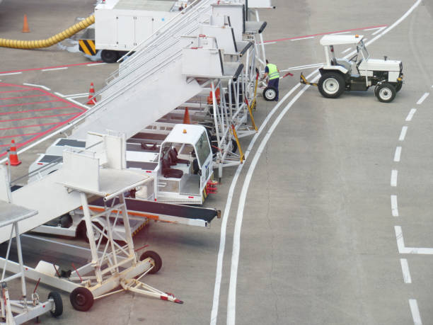 funcionário do aeroporto manuseando escadas de embarque de passageiros - airport equipment - fotografias e filmes do acervo