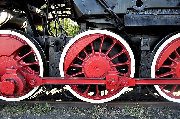 Vermelho antiga locomotiva rodas - foto de acervo