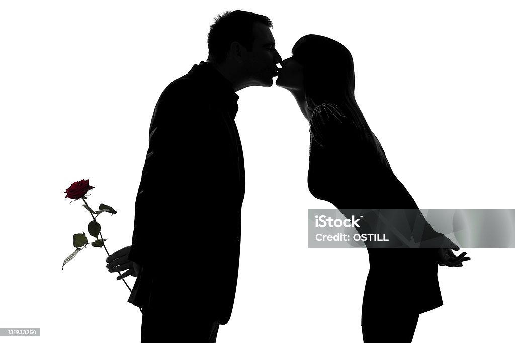 1 つのカップル男性女性のバラの花のひっそりとキス - キスのロイヤリティフリーストックフォト