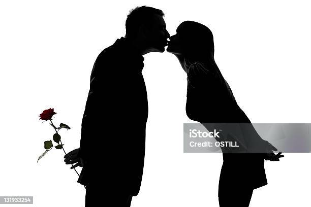 1 つのカップル男性女性のバラの花のひっそりとキス - キスのストックフォトや画像を多数ご用意 - キス, シルエット, 女性