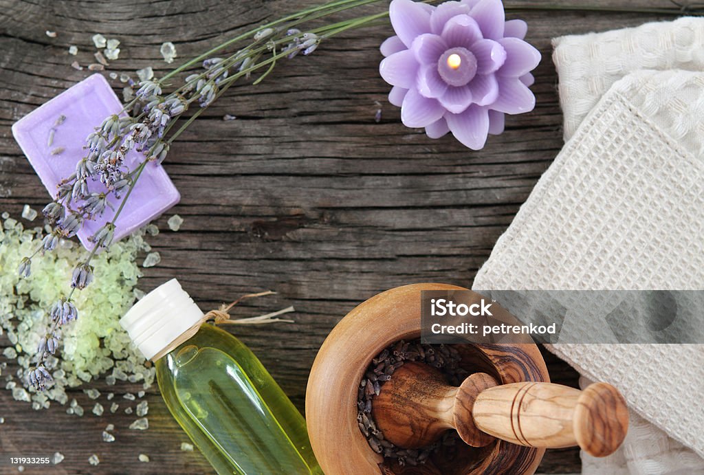 Lavender-spa mit ätherischen Ölen - Lizenzfrei Altertümlich Stock-Foto