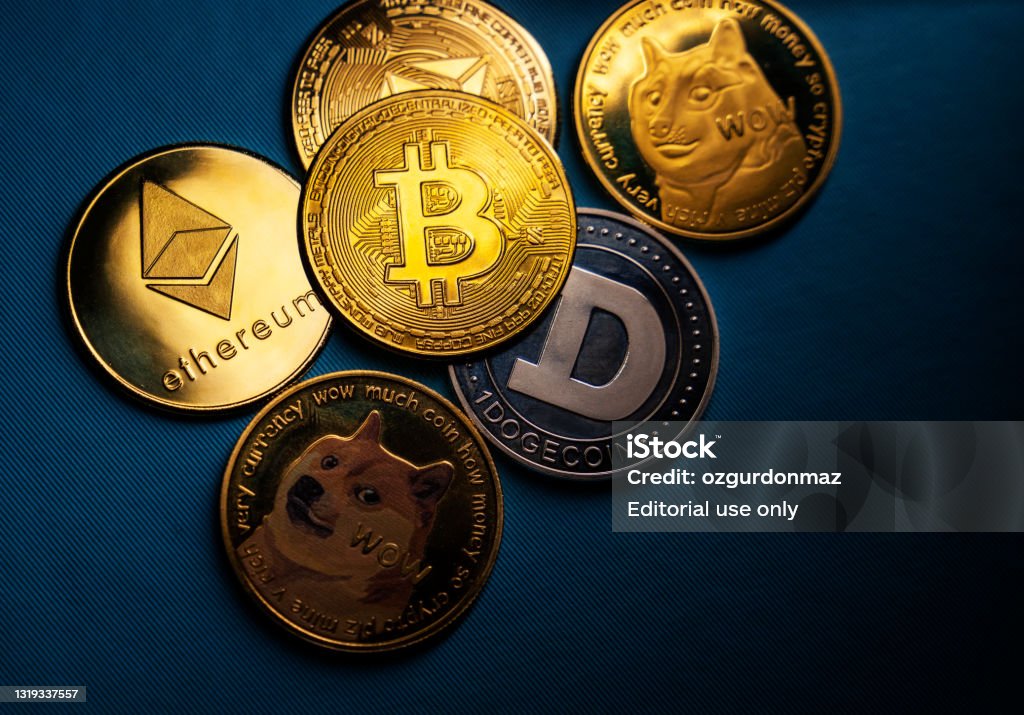 ภาพระยะใกล้ของสกุลเงินดิจิตอลเหรียญ Bitcoin และ Alt ภาพสต็อก -  ดาวน์โหลดรูปภาพตอนนี้ - Istock