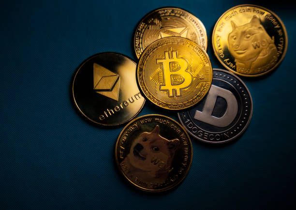 primer plano de bitcoin y alt monedas criptomoneda - criptomoneda fotografías e imágenes de stock
