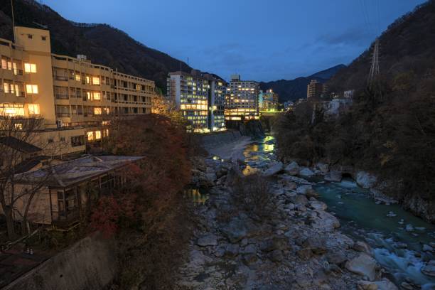 vue de nuit du spa de kinugawa dans la préfecture de tochigi, japon - nikko asia japan natural landmark photos et images de collection